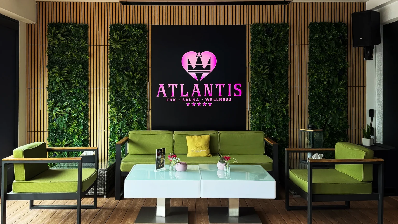 Lounge auf der beheizten Dachterrasse, FKK Sauna Club Atlantis München