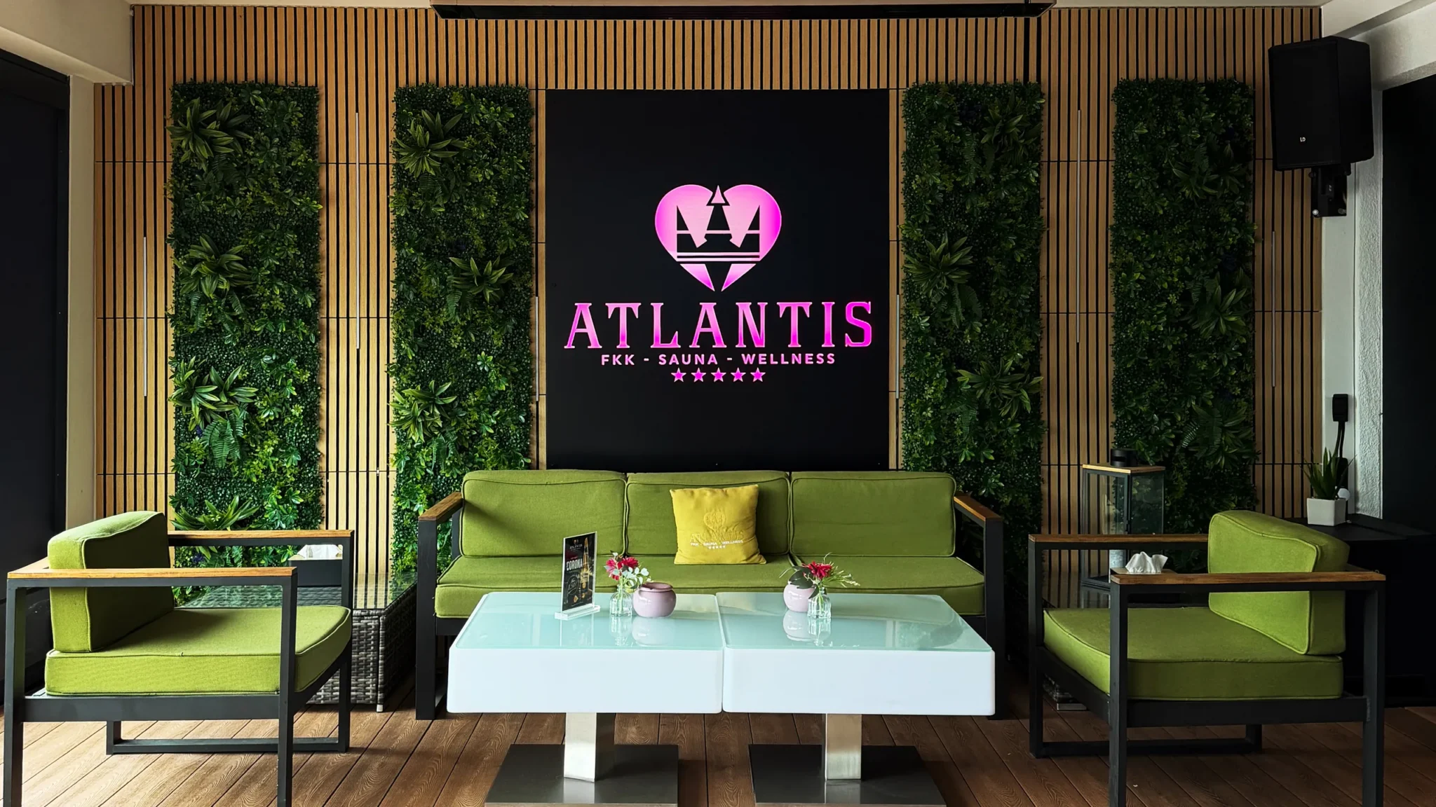Isıtmalı çatı terasında lounge, FKK Sauna Club Atlantis Münih