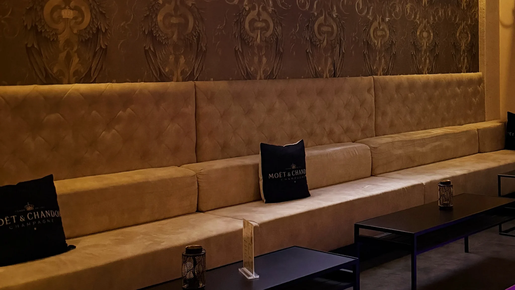 Lounge mit Sitzbänken und beleuchtetem Boden, FKK Sauna Club Atlantis München