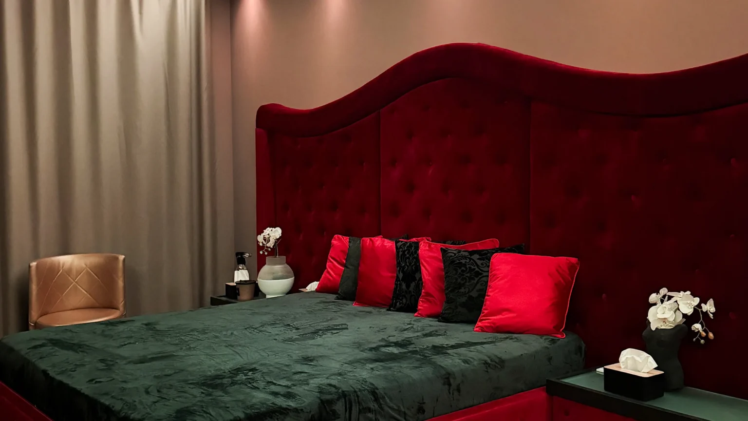 Zimmer mit rotem Samtbett und grüner Decke, FKK Sauna Club Atlantis München