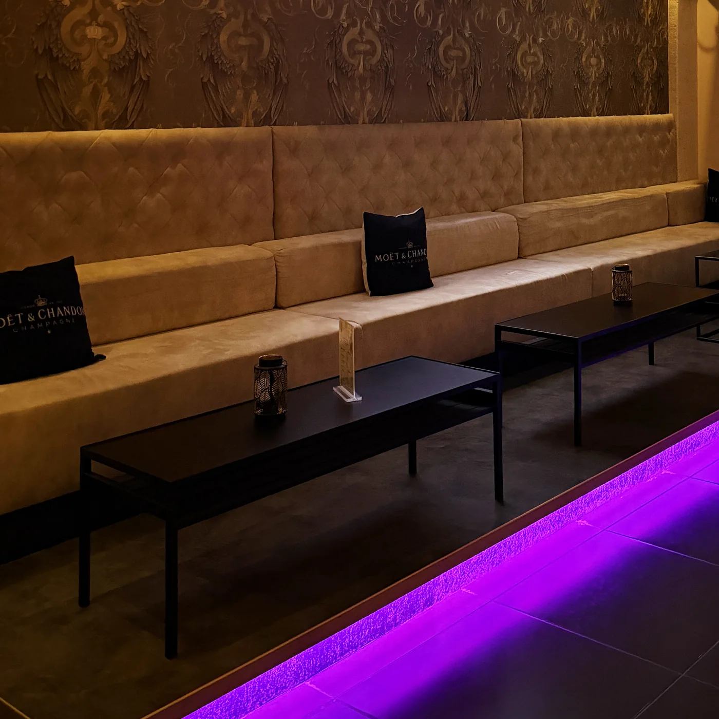 Masalı ve aydınlatmalı zeminli lounge, FKK Sauna Club Atlantis Münih