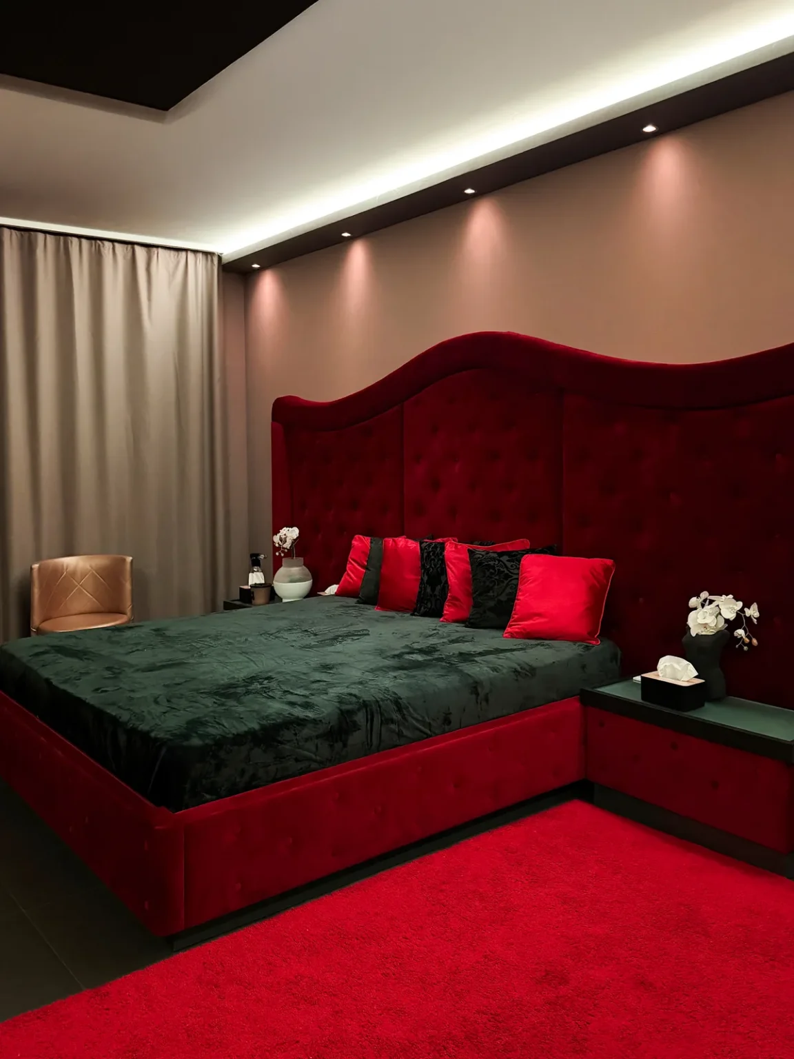 Stanza con letto in velluto rosso, FKK Sauna Club Atlantis Monaco di Baviera