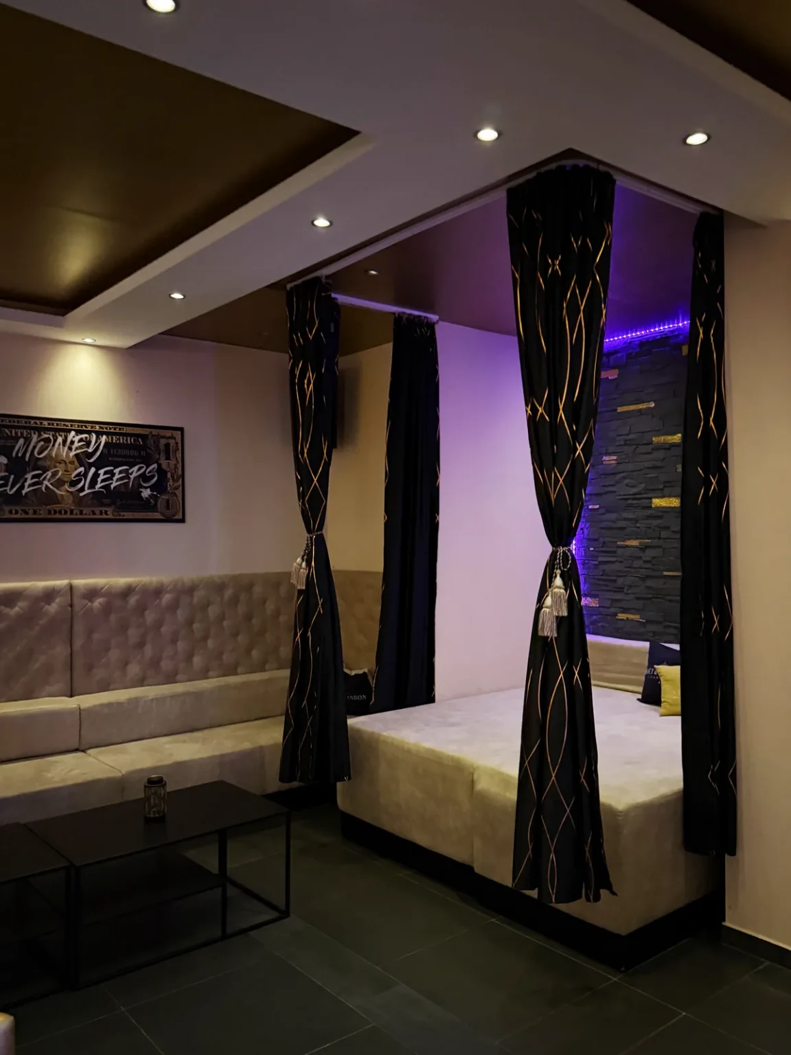 غرفة بستائر ومقعد طويل، FKK Sauna Club Atlantis ميونخ